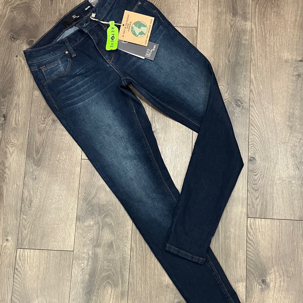 New with Tags, 1822 Denim Women's Dark Blue Skinny Jeans. Size 4